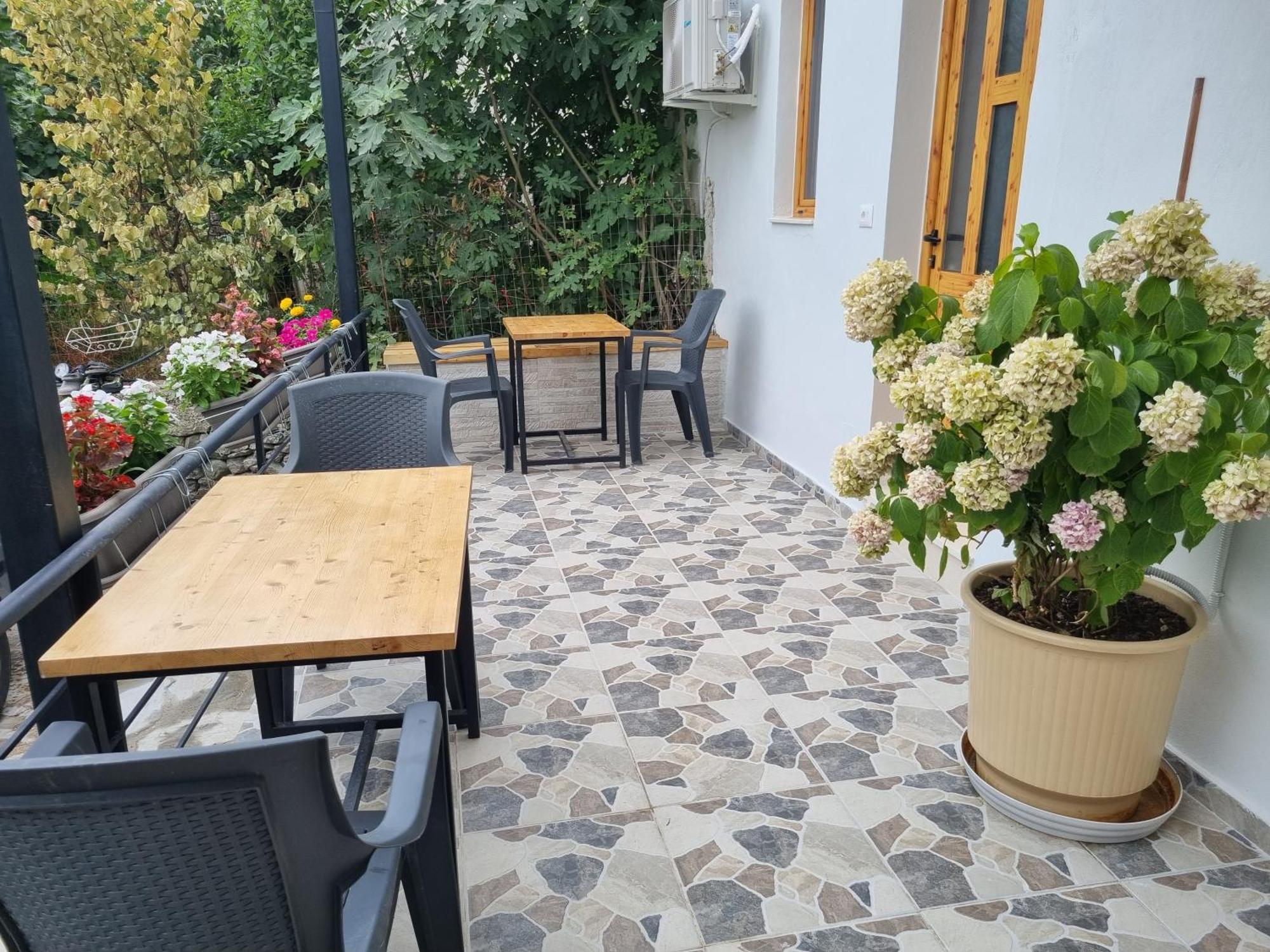 Tony'S Terrace Bed & Breakfast Gjirokaster Luaran gambar